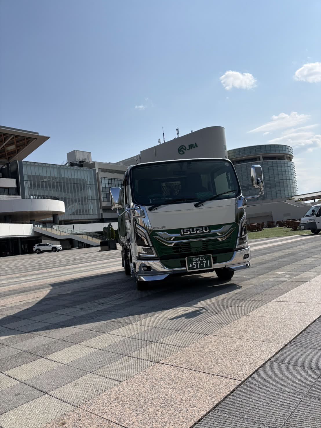 京都駅前での配送車両